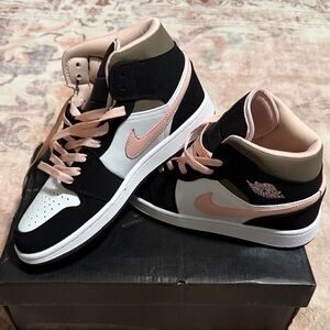 Air Jordan 1 Mid (7.5)